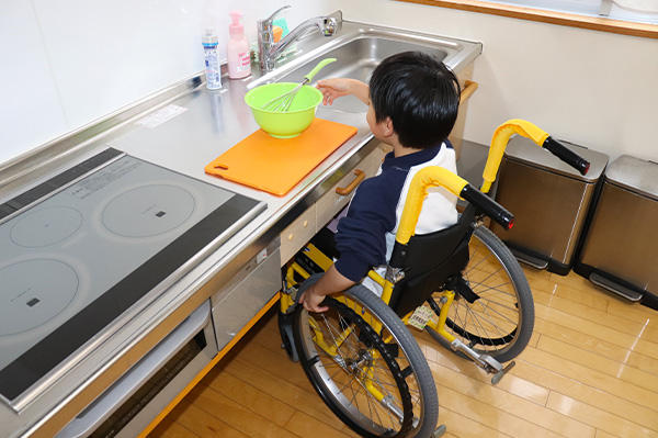 写真：車椅子とキッチン