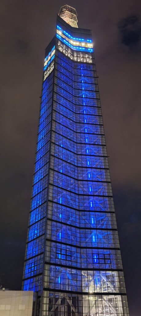 写真：ブルーライトアップされたセリオンタワー